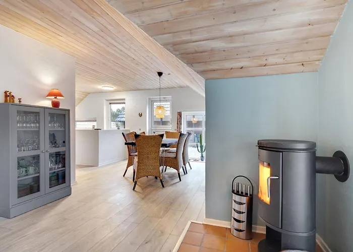 Vakantiehuis Lumi - 800m From The Sea By Interhome